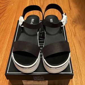 NWT Ladies MIA Alannah black sandals size 8.5